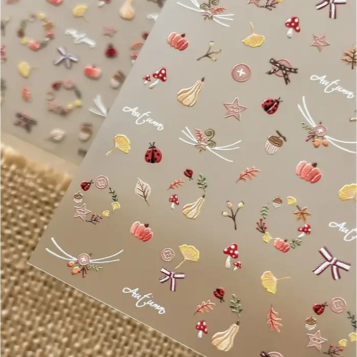 Autocollants pour ongles d'automne : Feuille tombée, champignon, coccinelle, citrouille, couronne, nœud. Accessoires d'art pour ongles, autocollants décoratifs auto-adhésifs.