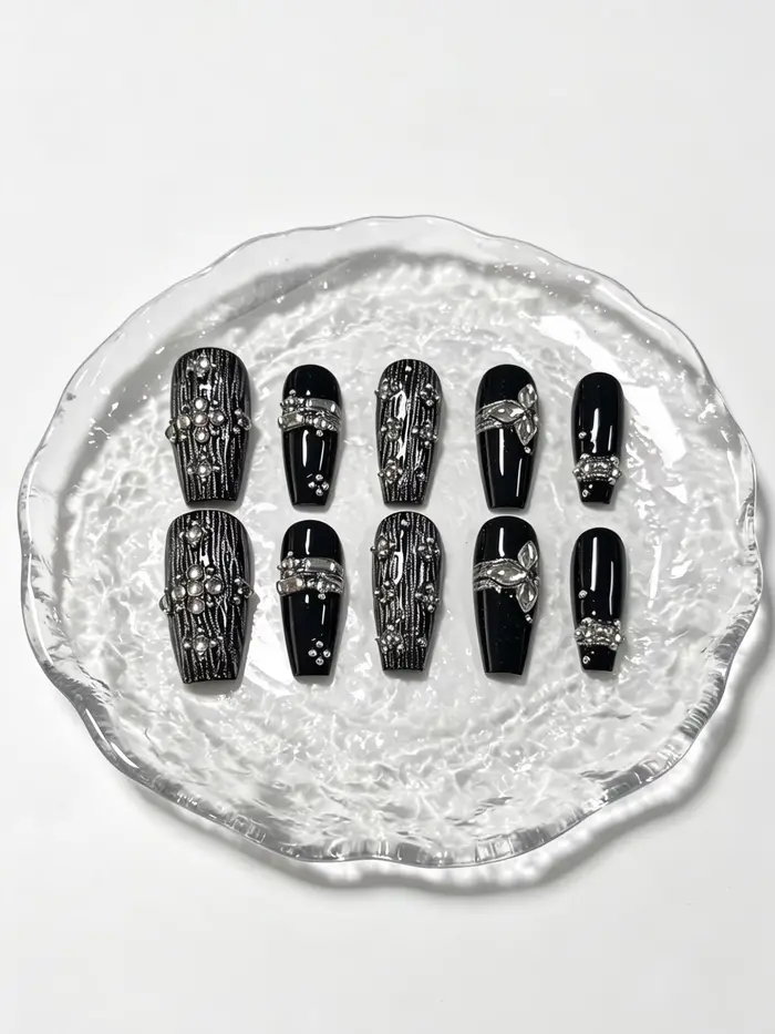 10 faux ongles trapézoïdaux de longueur moyenne, couleur noire, avec perles métalliques argentées te