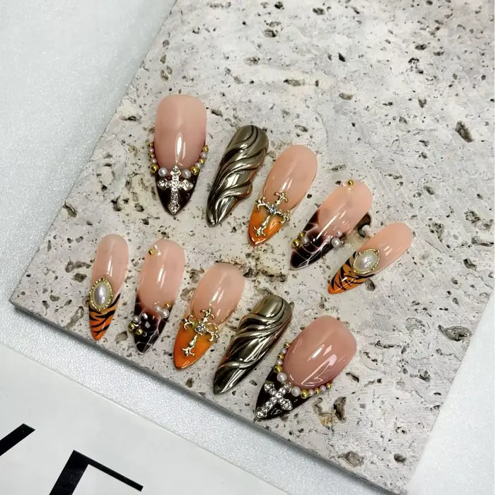 Faux ongles gothiques doux