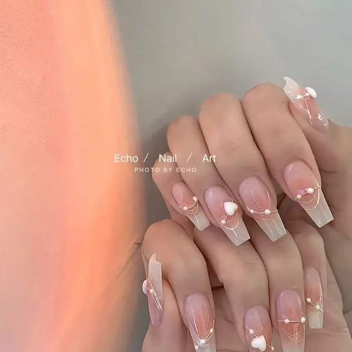Rose Swoosh main porter ongles perle amour Blush