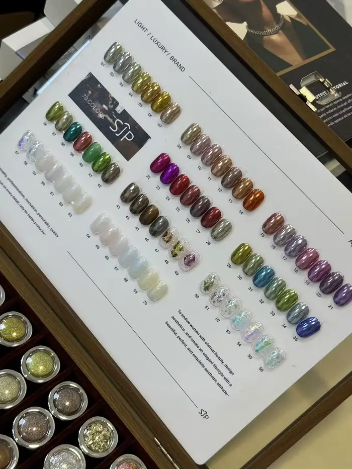 Ensemble de nail art rose opale de 70 couleurs comprenant des nuanciers et une boîte de rangement. Il offre des options