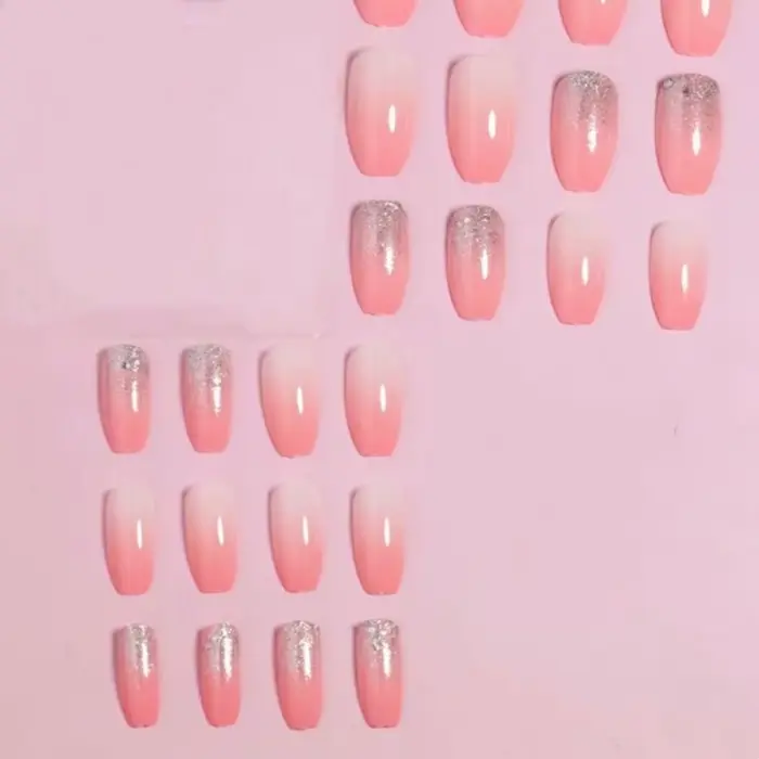Faux ongles en forme de cercueil