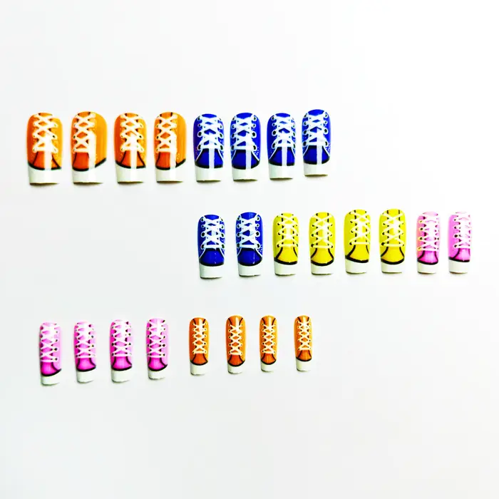 24 faux ongles à presser en blanc