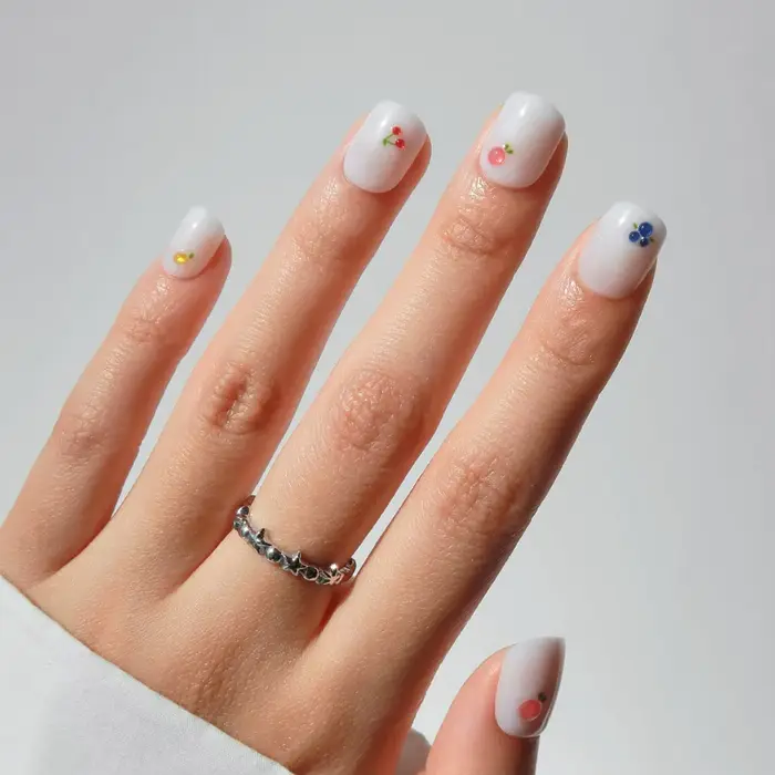 Faux ongles courts en forme d'amande avec pointes françaises à pois