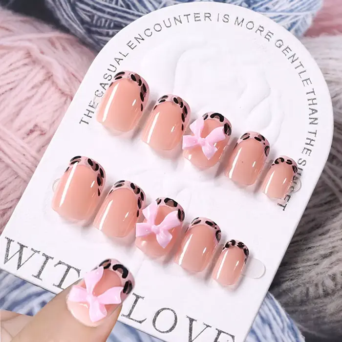 24 pièces court carré léopard français faux ongles 3D rose nœud papillon presse