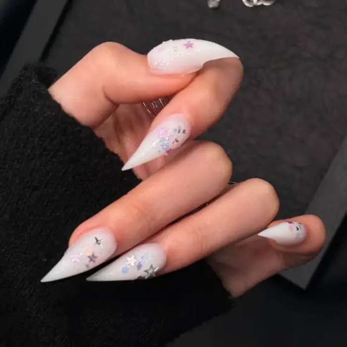 Faux ongles longs stiletto blanc laiteux à presser