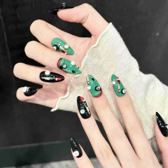 Faux ongles faits à la main