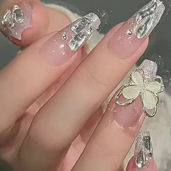 Faux ongle manucure patch flash argent diamant papillon portant la pièce
