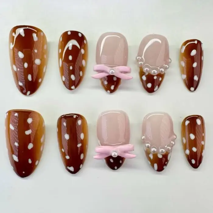 Lot de 24 faux ongles amande français marron mi-longs à presser, avec pois blancs, nœud 3D et perles