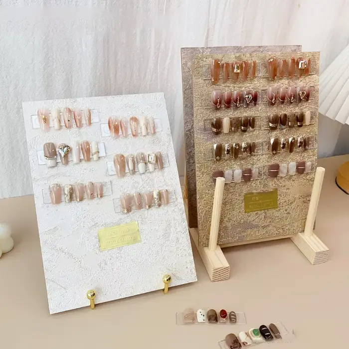 Présentoir de faux ongles pour la pratique du nail art