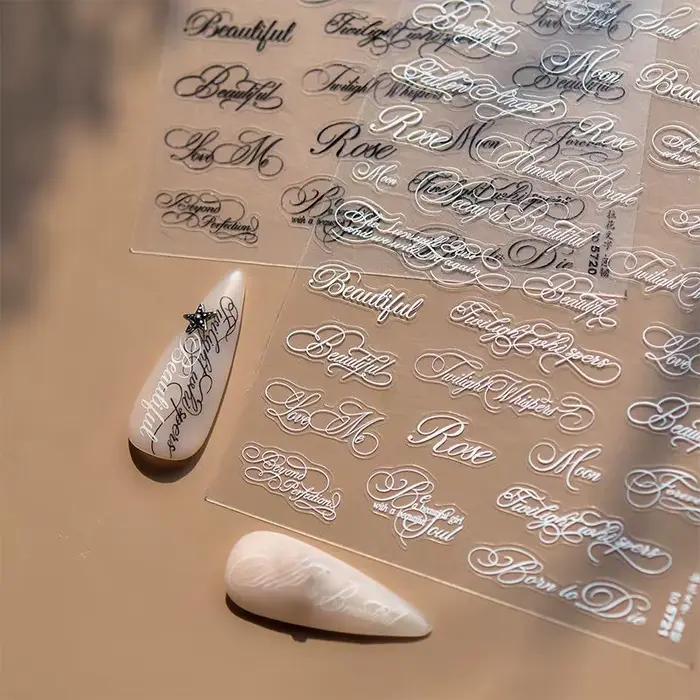 Autocollants pour ongles en lettres anglaises noires et blanches