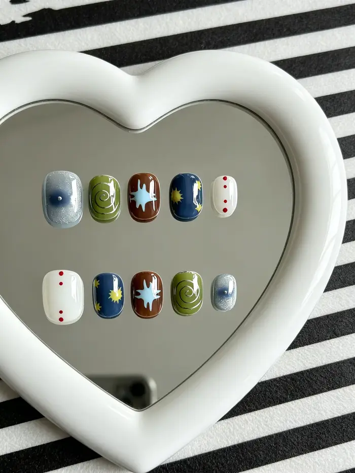 Dix faux ongles carrés courts, motifs soleil et étoile peints à la main, style rétro, dégradé bleu a