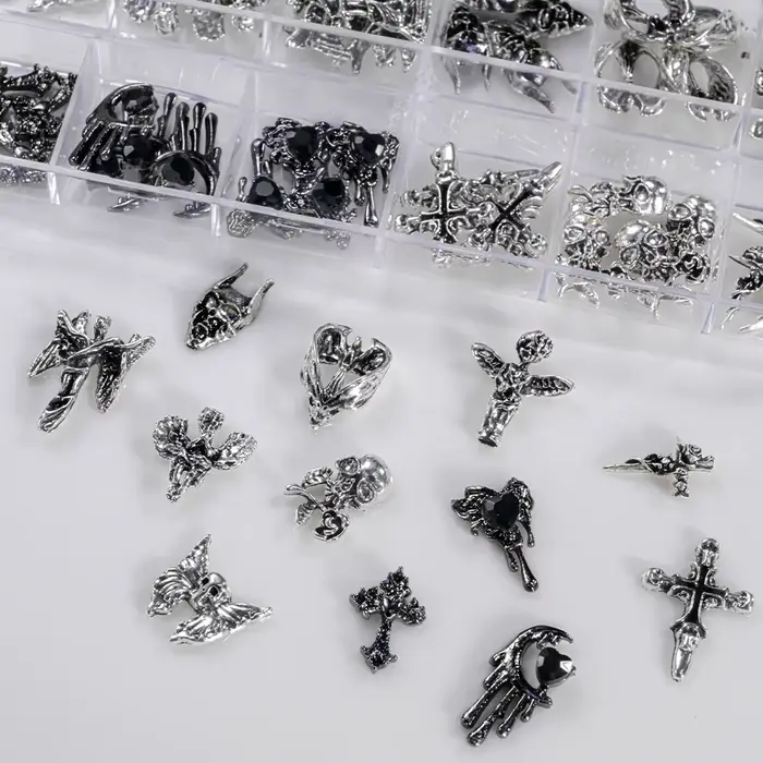 12 Grille 3D Halloween Punk rétro alliage croix ongles breloques Y2k gothique métal pistolet noir argent crâne