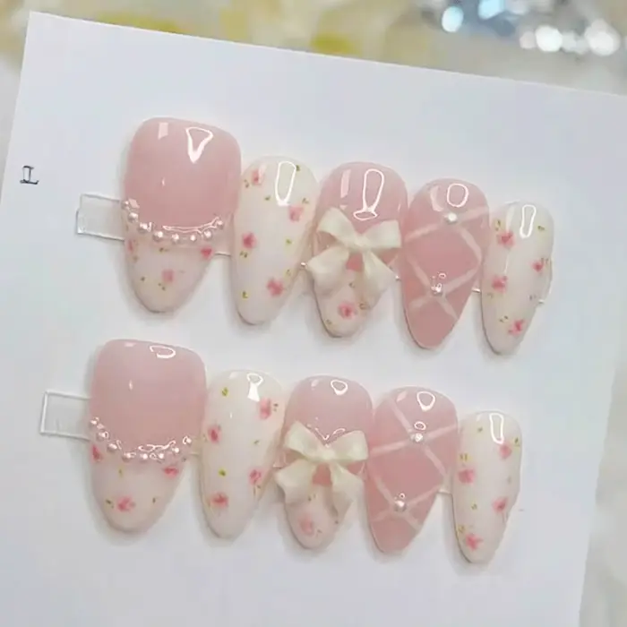 10 faux ongles faits main pour filles, roses, en forme d'amande, avec motifs de fleurs et de nœuds,