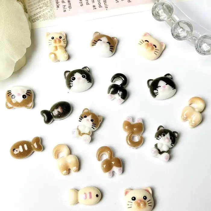 20 pièces dessin animé mignon chat tête fesses Nail Art breloques peinture lumineuse petit poisson
