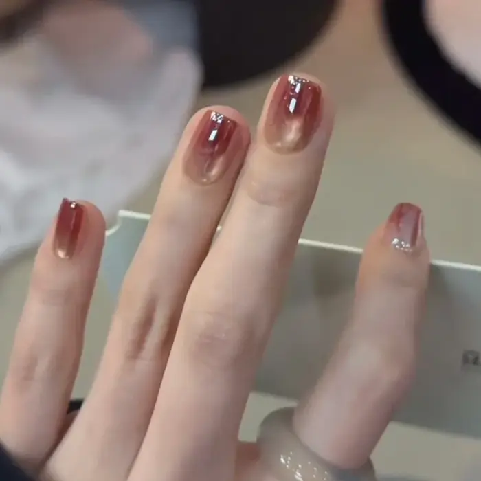 24 faux ongles courts marron œil de chat avec breloques pour filles