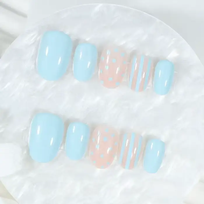 24 faux ongles carrés courts bleu clair et rose avec des rayures blanches en forme de points