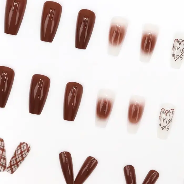 Faux ongles avec lettre caramel et MSI autocollante