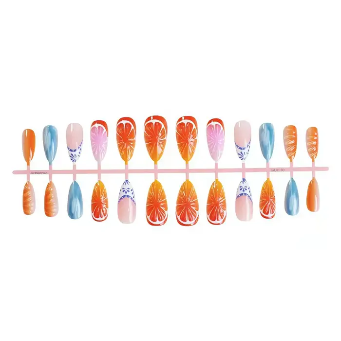 Le kit de 24 pièces pour ongles présente un design de dégradé en forme d'amande