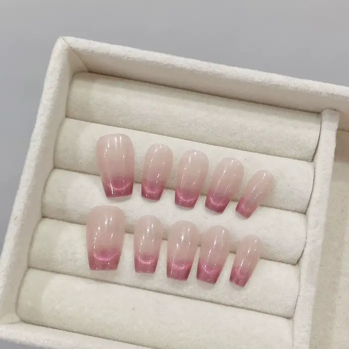 Presse à la main sur les ongles rose faux