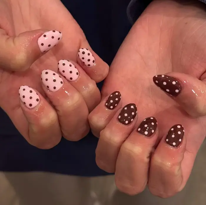 Faux ongles à pois rose et marron