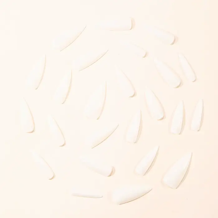 Faux ongles aiguilles longs blanc lait