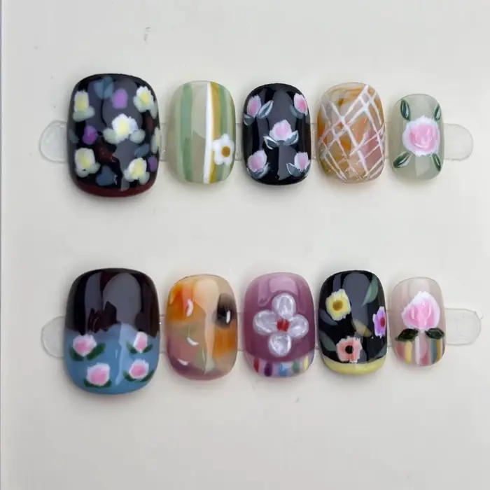 Ensemble d'ongles de dessin animé courts et ronds faits à la main