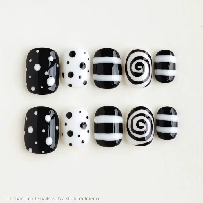 10 faux ongles carrés courts faits à la main, noirs et blancs à pois, style rétro amusant, avec déco