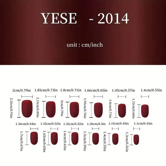 24 ongles carrés courts faits à la main. Base nude transparente avec des pois noirs et blancs à la française