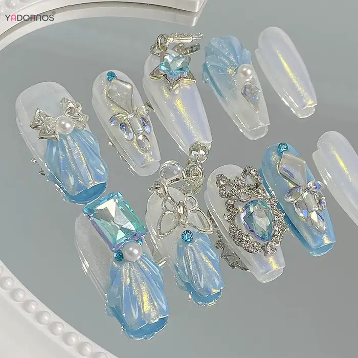 Faux ongles faits à la main