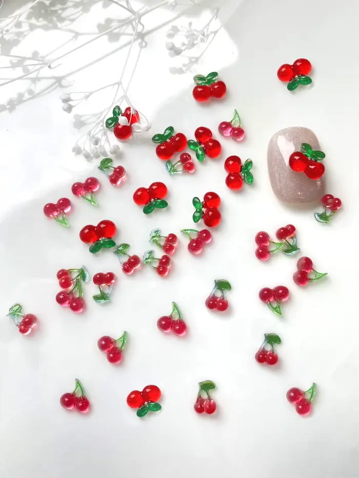 50 pièces de décorations d'ongles en résine de cerise rouge 3D de tailles variées