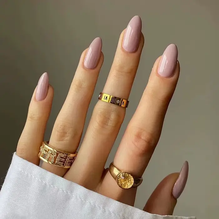 24 ongles d'amande faits à la main avec une finition beige nude brillante. Un look naturel «mes ongl