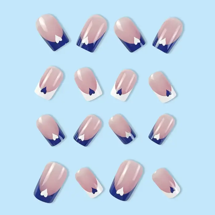 Superbes faux ongles carrés classiques bleus et blancs motif cœur