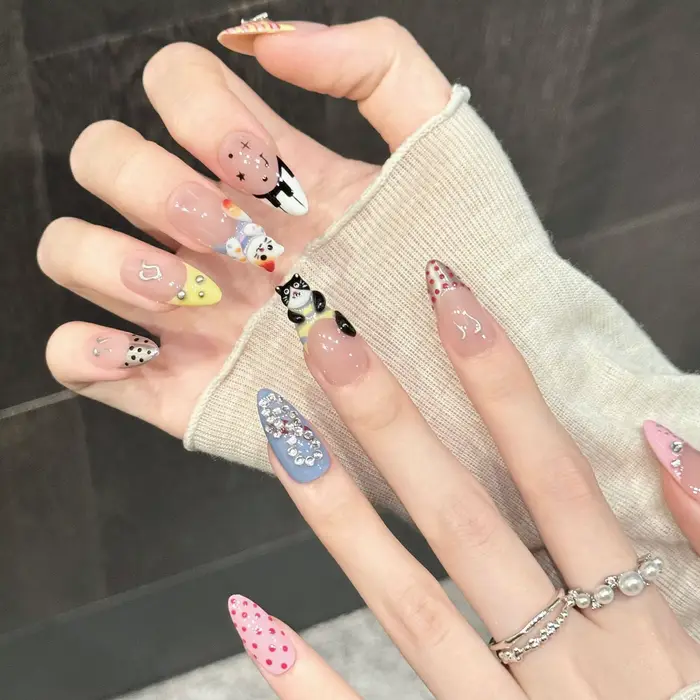 10 faux ongles en amande faits à la main