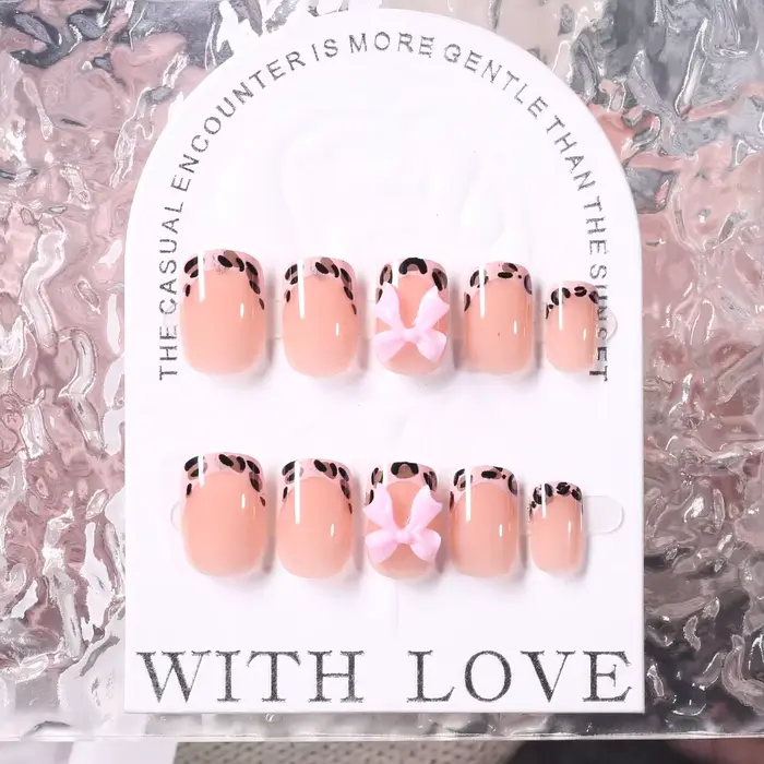 24 faux ongles dorés ondulés marron à motifs floraux avec strass et perles, forme amande, à presser,