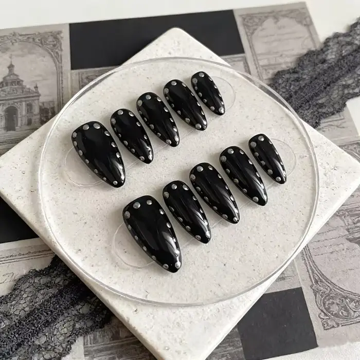 10 faux ongles noirs faits à la main