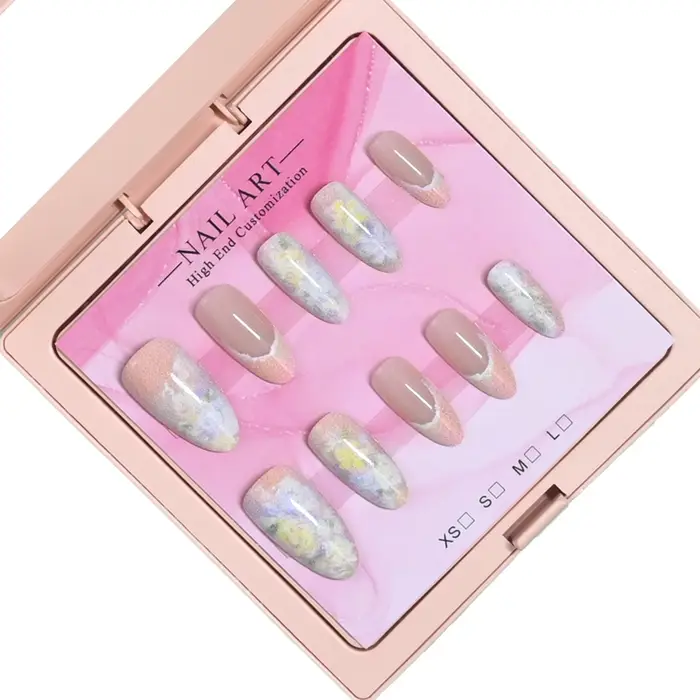 10 ongles d'amande faits à la main dans un coffret cadeau rose. Base nude avec pointes françaises et imprimé floral