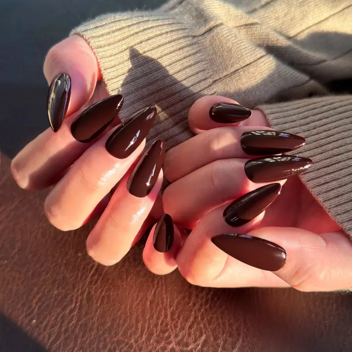 Presse à amande faite à la main sur faux ongles, ongles doux de couleur unie, designs d'ongles simpl