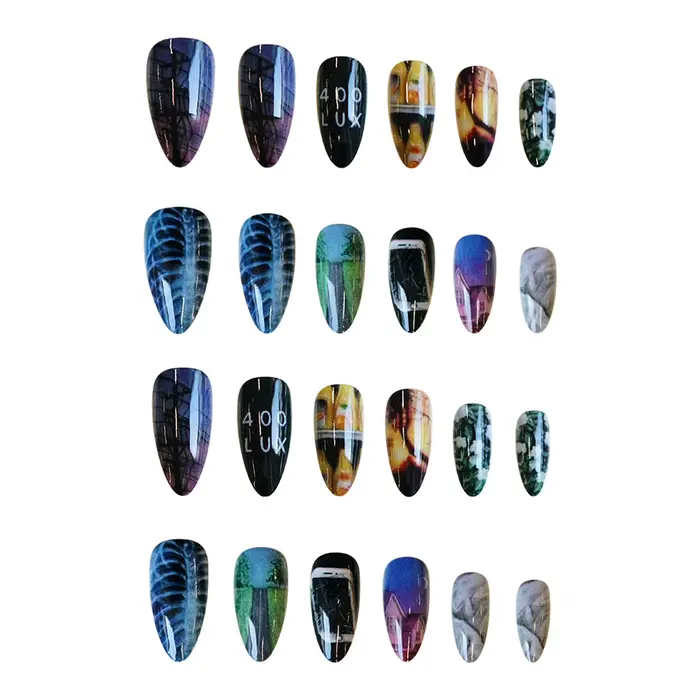 Faux ongles colorés avec fleur imprimée