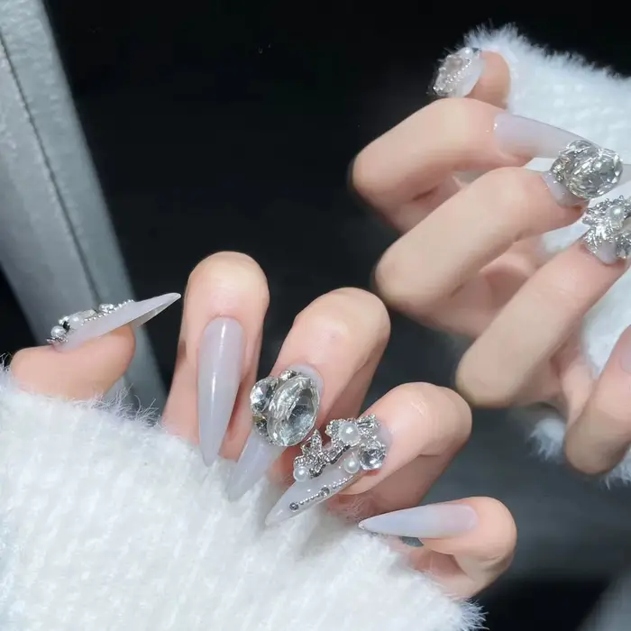 Presse faite à la main sur les ongles avec strass brillants Design Stiletto faux