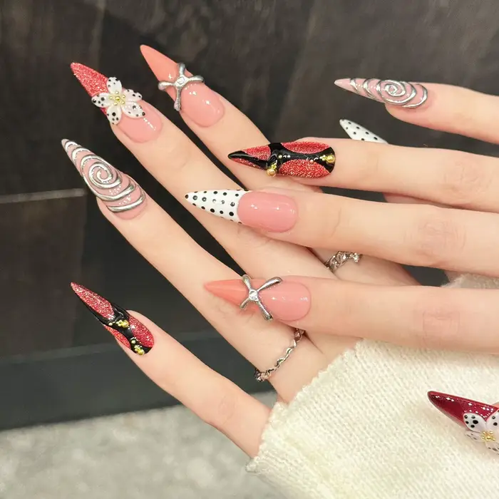 Faux ongles faits main avec motif craquelé marron-orange