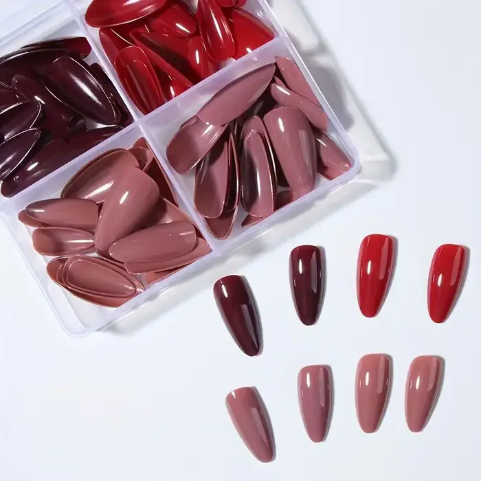 96 ongles en amande faits à la main. Couleur unie en 4 tons : rouge bordeaux, rouge vif, beige nude et marron chocolat. Réutilisable, style classique
