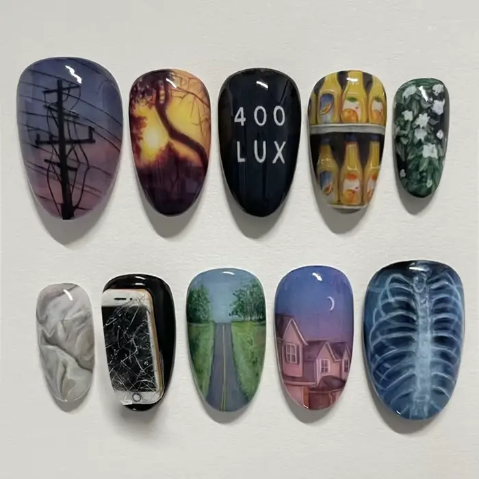 Faux ongles colorés avec fleur imprimée