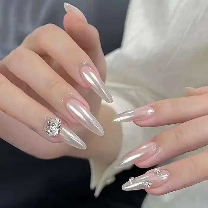 Poudre à ongles chromée blanche scintillante