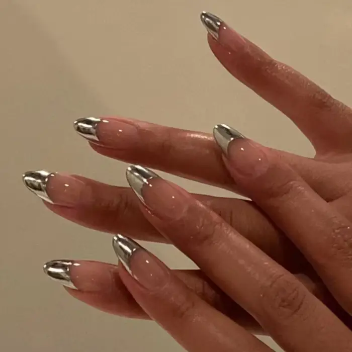 Faux ongles moyens pour femmes et filles, couleur nude, forme amande, avec bordure dorée et argentée