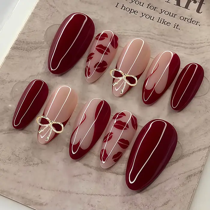 24 ongles artificiels faits à la main en tons rouge foncé et nude, décorés de motifs de baisers et d