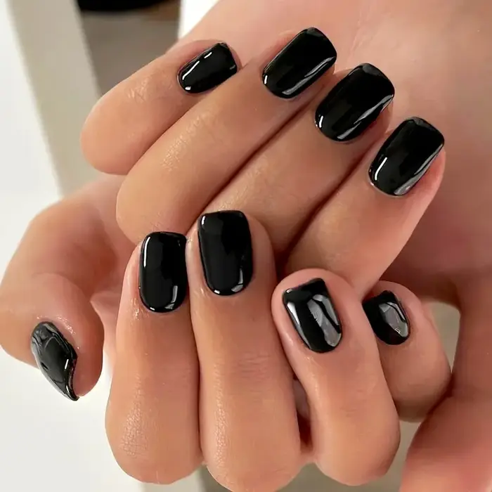 Améliorez instantané votre look avec un ensemble de faux ongles carrés courts noirs à couverture com