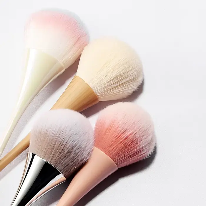 Brosse pour nettoyer la poussière des ongles