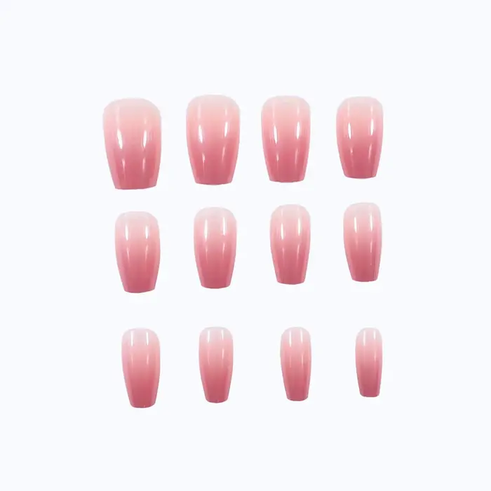 Un ensemble complet de 24 faux ongles moyens en forme de cercueil avec un design dégradé pêche