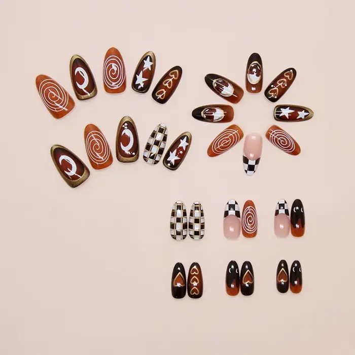 24 faux ongles noirs motif lune et étoile avec carreaux marron